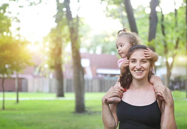 Jeune Femme Exerçant Avec Son Bébé Fille Dans Parc — Photo