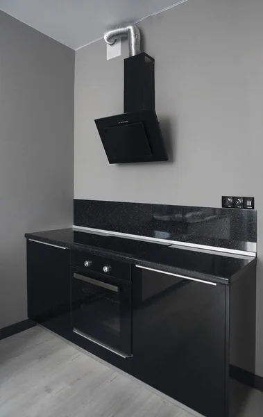 美しい新しい黒のアパートのキッチン — ストック写真