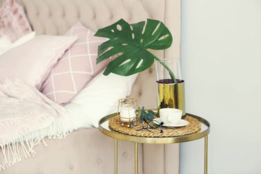 Tablo yan ve yatakta yastık ile modern yatak odası