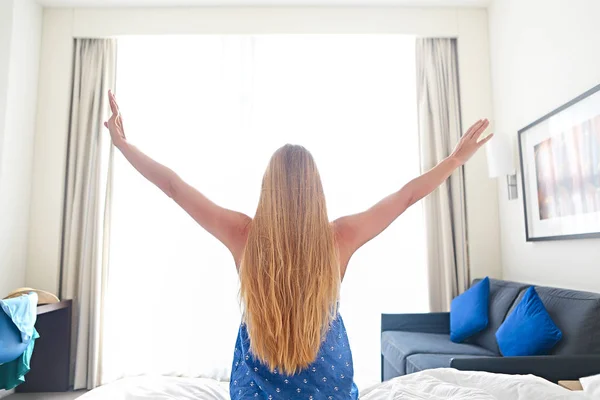 Mulher Alongando Cama Depois Acordar Visão Traseira — Fotografia de Stock