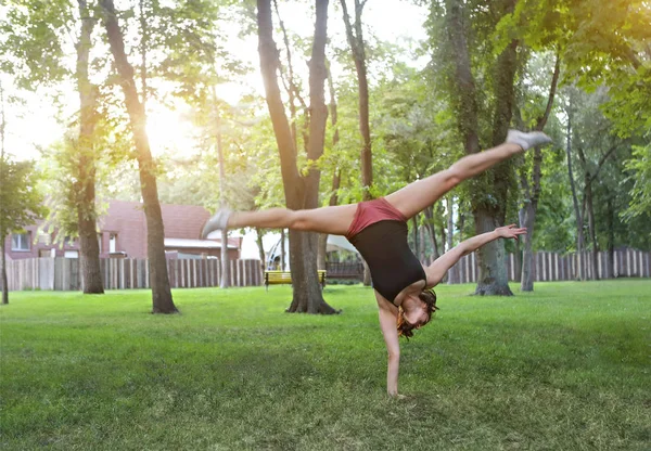 Stretching Vrouw Buiten Oefening Gelukkig Doen Glimlachen Strekt Zich Het — Stockfoto