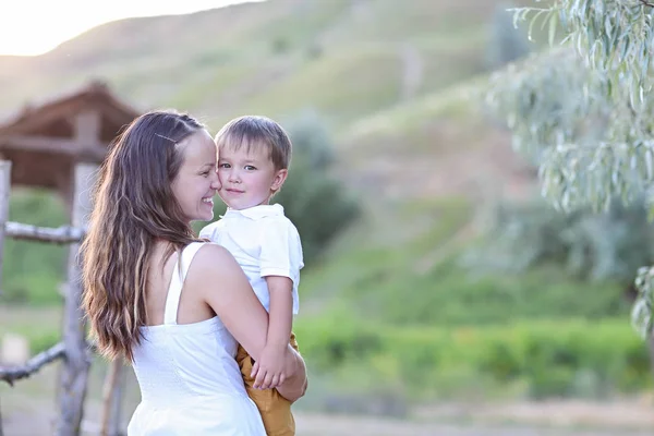 Ung Mamma Med Lille Son Sommartid Lycklig Familj Koncept — Stockfoto