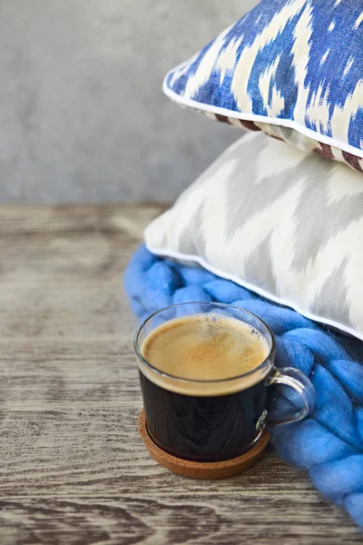 Almohadas Azules Grises Con Manta Taza Café Sobre Fondo Madera — Foto de Stock