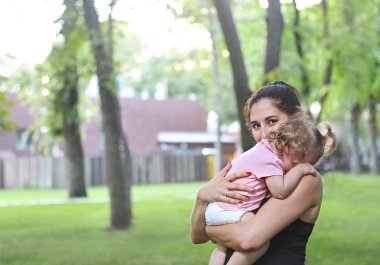 Anne ve kızı sarılma ve parkta oynarken