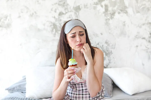 Triste Mulher Solitária Seu Aniversário Segurando Cupcake Seu Quarto — Fotografia de Stock