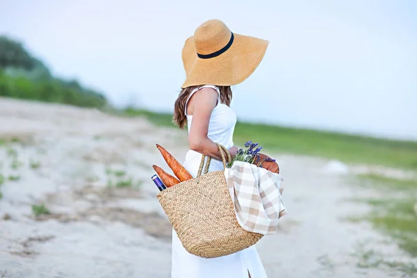 Jonge Vrouw Met Picknickmand Met Fles Wijn Stokbrood Zand Strand — Stockfoto