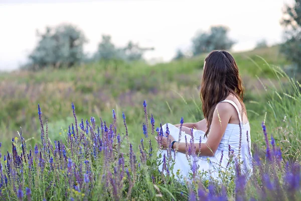 Femme Assise Dans Herbe Vue Arrière Concept Photo — Photo