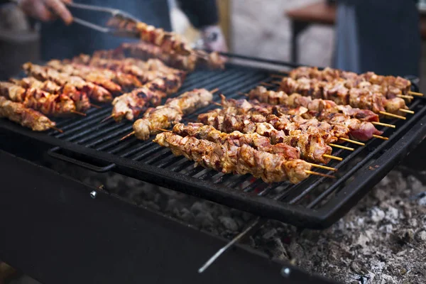 Bar Bbq Met Kebab Koken Kolen Grill Van Kip Vleesspiesen — Stockfoto