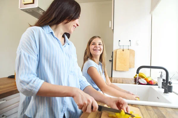 Note Alimentazione Concetto Vita Familiare Felice Madre Figlia Cucinare Macedonia — Foto Stock