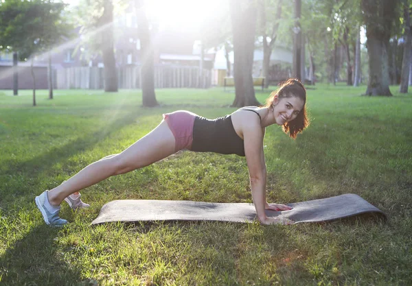 Stretching Donna Esercizio All Aperto Sorridente Felice Facendo Tratti Dopo — Foto Stock