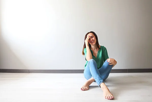 Σέξι Νεαρή Γυναίκα Κάθεται Στο Πάτωμα Και Χαμογελά Στη Φωτογραφική — Φωτογραφία Αρχείου