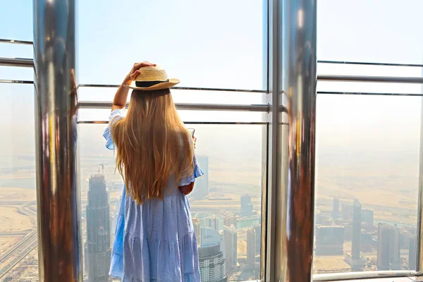 Turista Ragazza Con Cellulare Vicino Alla Finestra Del Grattacielo Del — Foto Stock