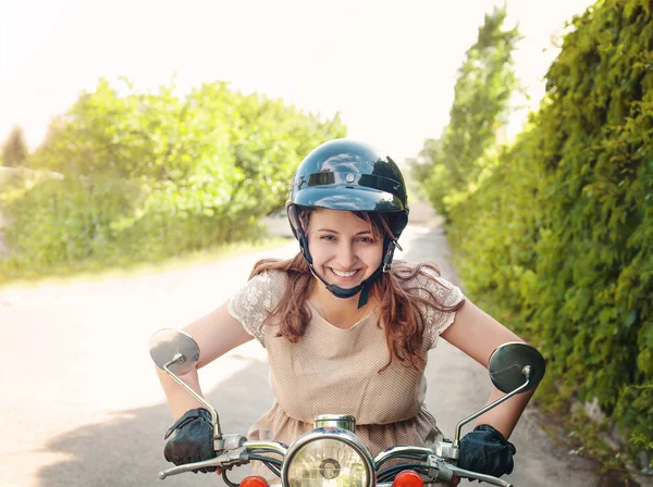 Jovem Mulher Vestindo Vestido Dirigindo Uma Scooter Uma Estrada Rural — Fotografia de Stock