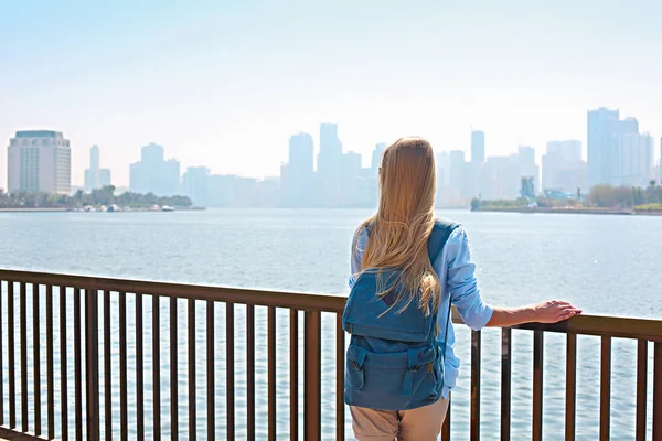 Woman Tourist Backpack Panorama Sharjah Man Made Lake Sharjah Uae — Stock Photo, Image