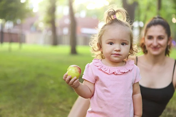 Mãe Sua Filha Bebê Brincando Parque — Fotografia de Stock