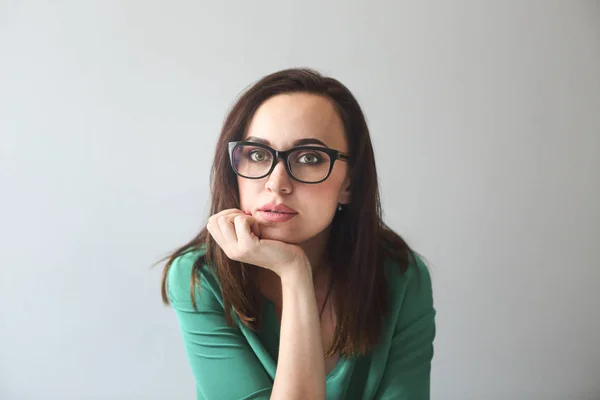 Junge Frau Sitzt Auf Dem Boden Und Lächelt Die Kamera — Stockfoto