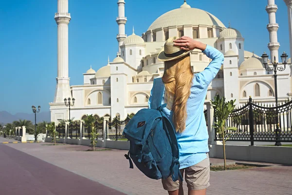 Mujer Joven Viajera Junto Gran Mezquita Sheikh Zayed Fujairah Emiratos —  Fotos de Stock