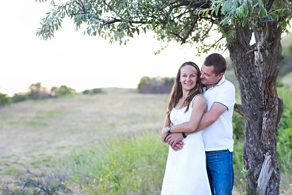 Lyckligt Par Poserar Sommardag Ett Träd — Stockfoto