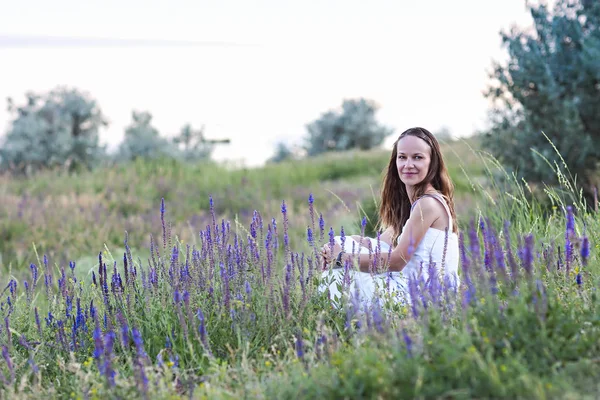 Bruneta Žena Sedící Trávě Květiny Moře — Stock fotografie