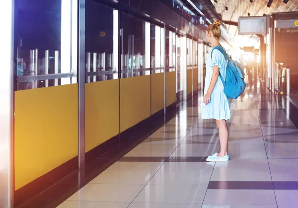 Mooie Gelukkig Jonge Vrouw Reizen Metro — Stockfoto