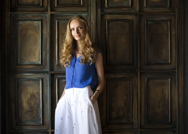 Portret Van Blonde Vrouw Blauw Blouse Verblijft Voor Donkere Muur — Stockfoto