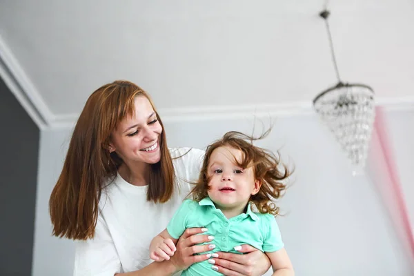 Jonge Vrouw Met Plezier Met Dochter Binnenshuis — Stockfoto