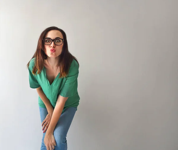 Joven Morena Junto Pared Gris Sonriendo Cámara —  Fotos de Stock