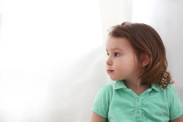 屋内で彼女の前に赤い髪の子プロファイルのクローズ アップ — ストック写真