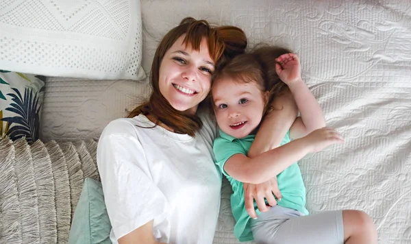 Jovem Mulher Divertindo Com Filha Dentro Casa — Fotografia de Stock