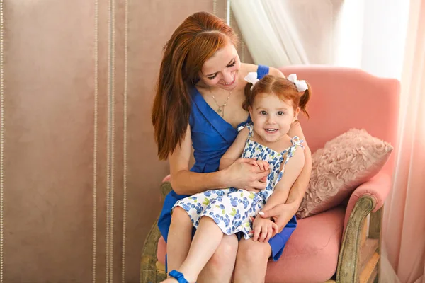 Portrait Jeune Femme Amusant Avec Fille Intérieur — Photo