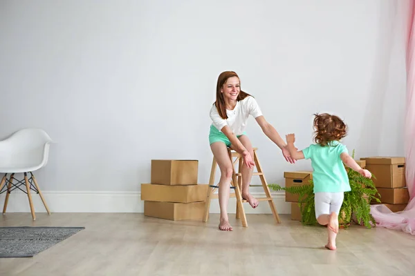 Gelukkige Familie Spelen Nieuwe Huis Moeder Dochter Samen Plezier Bewegende — Stockfoto