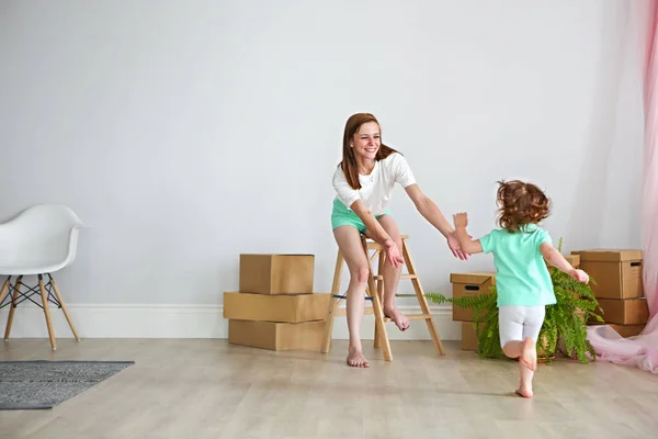 Glückliche Familie Die Ein Neues Zuhause Spielt Mutter Und Tochter — Stockfoto