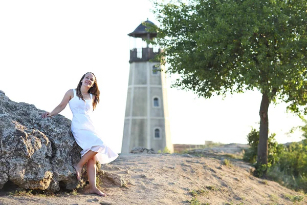 Mutlu Esmer Kadın Portresi Arka Planda Deniz Feneri — Stok fotoğraf