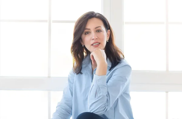 Young Brunette Woman Sitting Window Smiling Camera — Stock Photo, Image