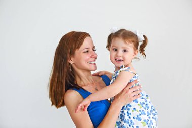 Kapalı kızı ile eğleniyor genç kadın portresi