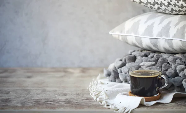 Almohadas Grises Taza Café Fondo Pared Cerca — Foto de Stock