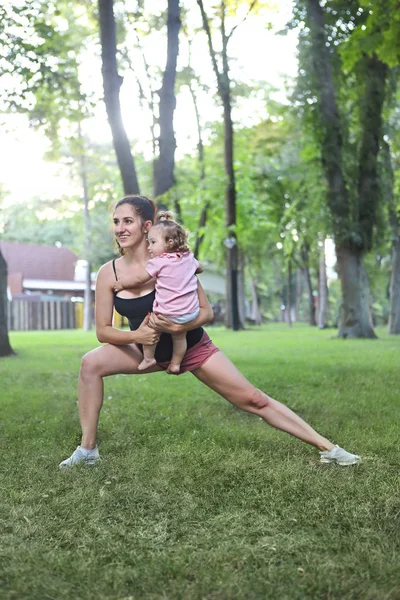 Genç Kadın Ile Onun Bebek Kız Parkta Egzersiz — Stok fotoğraf