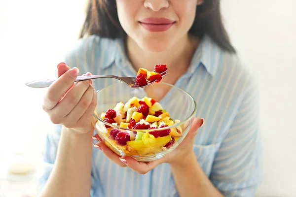 Närbild Ung Hemmafru Äta Färsk Fruktsallad Köket — Stockfoto