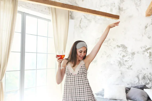 Feliz Joven Bailando Con Una Copa Vino Sobre Pared Gris —  Fotos de Stock