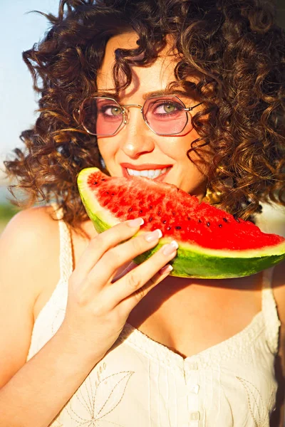 Ομορφιά Χαμογελαστό Σγουρά Γυναίκα Φοράει Ροζ Γυαλιά Ηλίου Και Τρώει — Φωτογραφία Αρχείου
