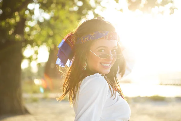 Happy Slim Tan Woman Jeans Dancing Beach Sunset — Stock Photo, Image