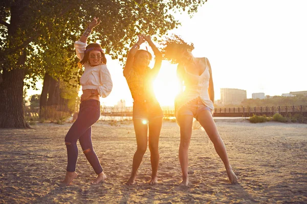 Feliz Delgado Bronceado Las Mujeres Están Bailando Playa Atardecer Concepto — Foto de Stock