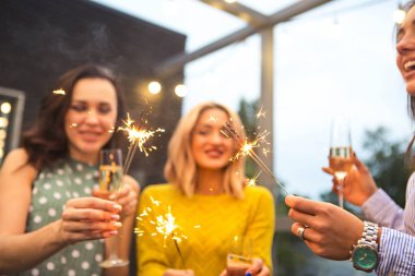 Köpüklü şarap ve eğlenceli parti bengal ateşi ile flüt ile parti kız grubu