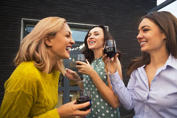 Trzech Młodych Kobieta Szczęśliwy Śmiech Picie Czerwonego Wina Zabawy Koncepcja — Zdjęcie stockowe