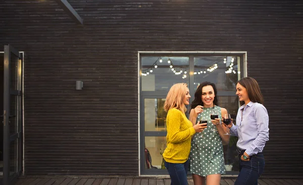 Drie Jonge Gelukkige Vrouw Lachen Het Drinken Van Rode Wijn — Stockfoto