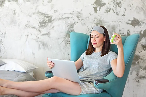 Mulher Bonita Máscara Sleapig Usando Laptop Beber Café Quarto — Fotografia de Stock