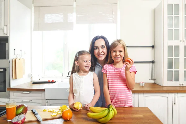 Vackra Små Flickor Med Mor Köket Förbereder Färsk Fruktsallad — Stockfoto