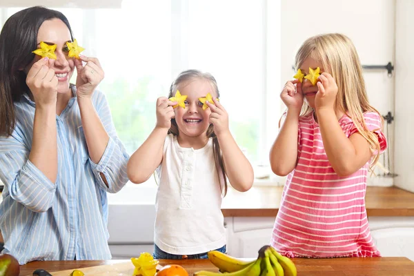 Vackra Små Flickor Med Mor Köket Förbereder Färsk Fruktsallad Köket — Stockfoto