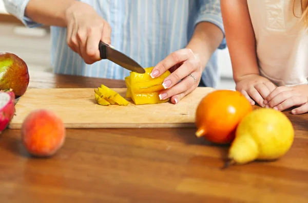 Vacker Liten Flicka Med Sin Mamma Köket Förbereder Färsk Fruktsallad — Stockfoto