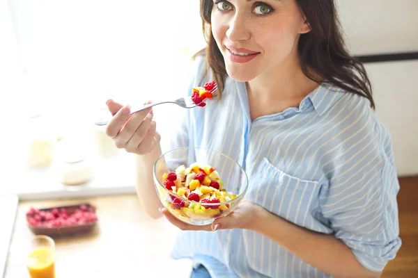 Primer Plano Ama Casa Joven Comiendo Ensalada Frutas Frescas Cocina — Foto de Stock